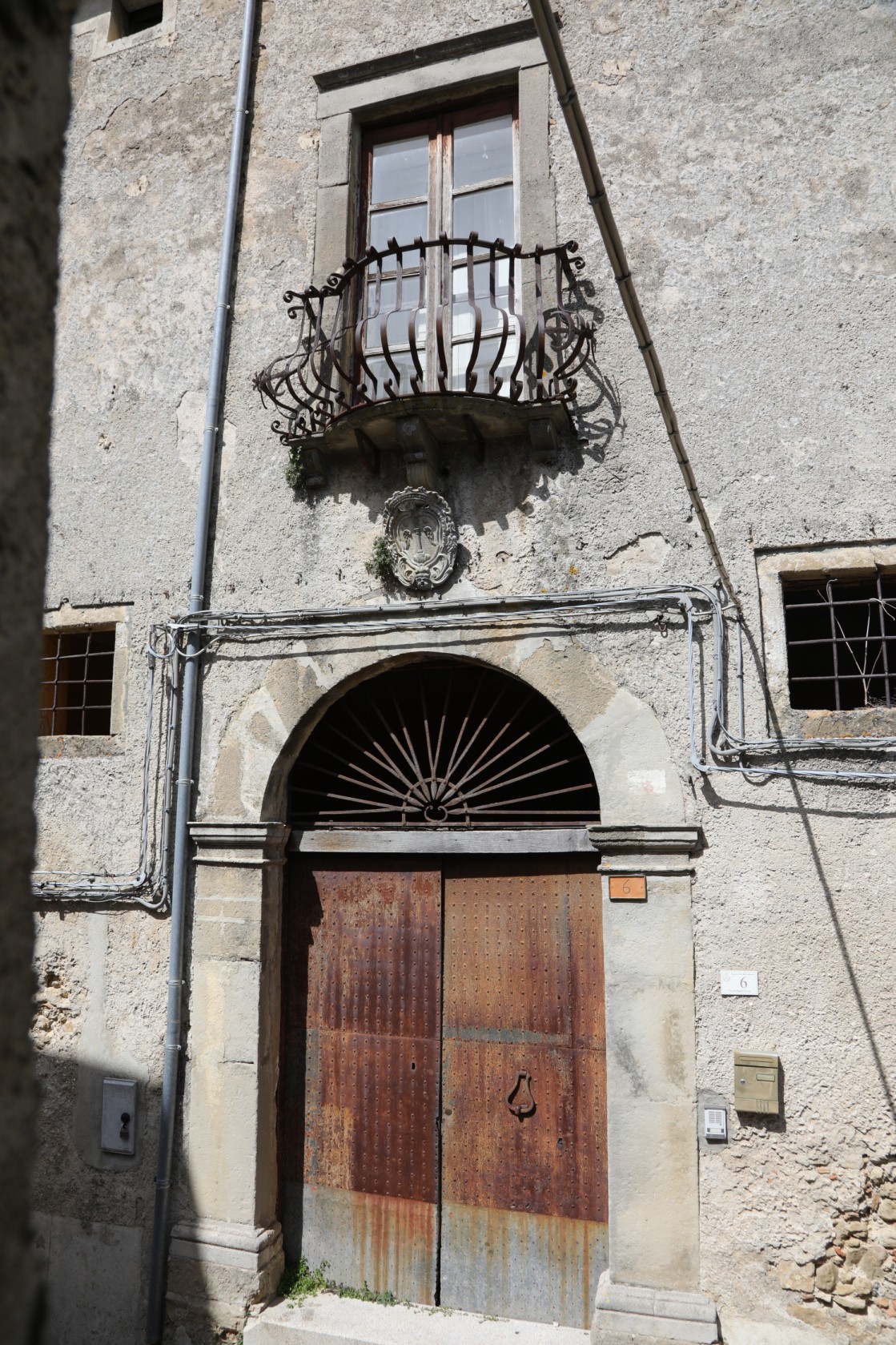 Ingresso principale con portale ad arco e balcone