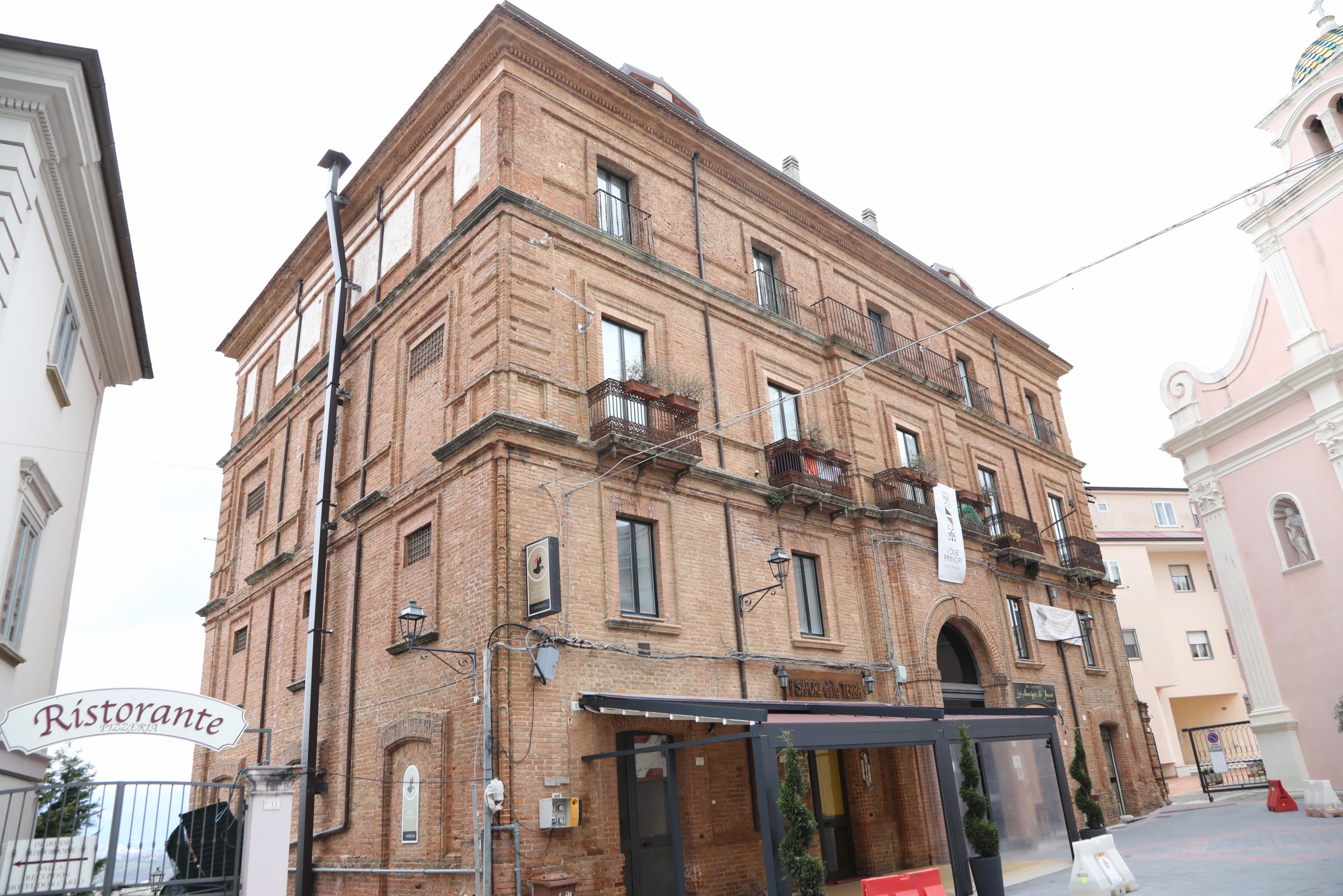 Prospetto laterale del palazzo