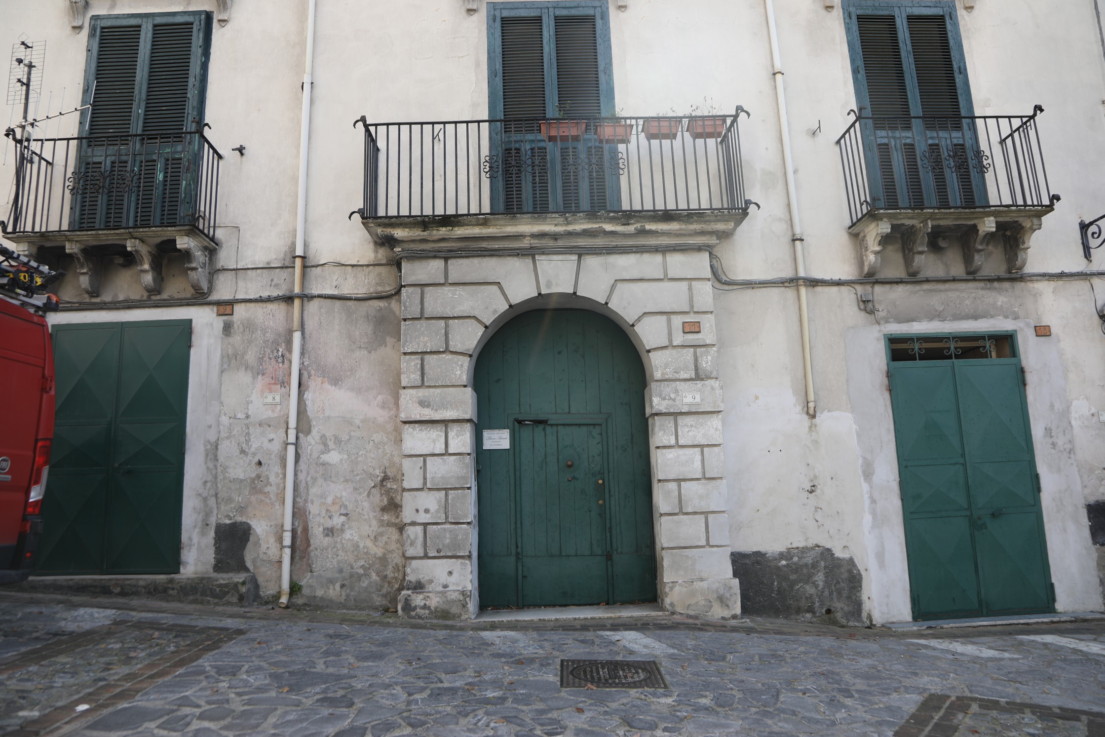 Ingresso principale con portale ad arco e balconi