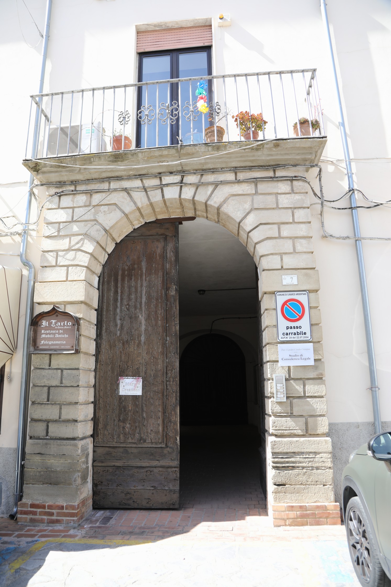 Prospetto laterale del palazzo su Piazza Garibaldi