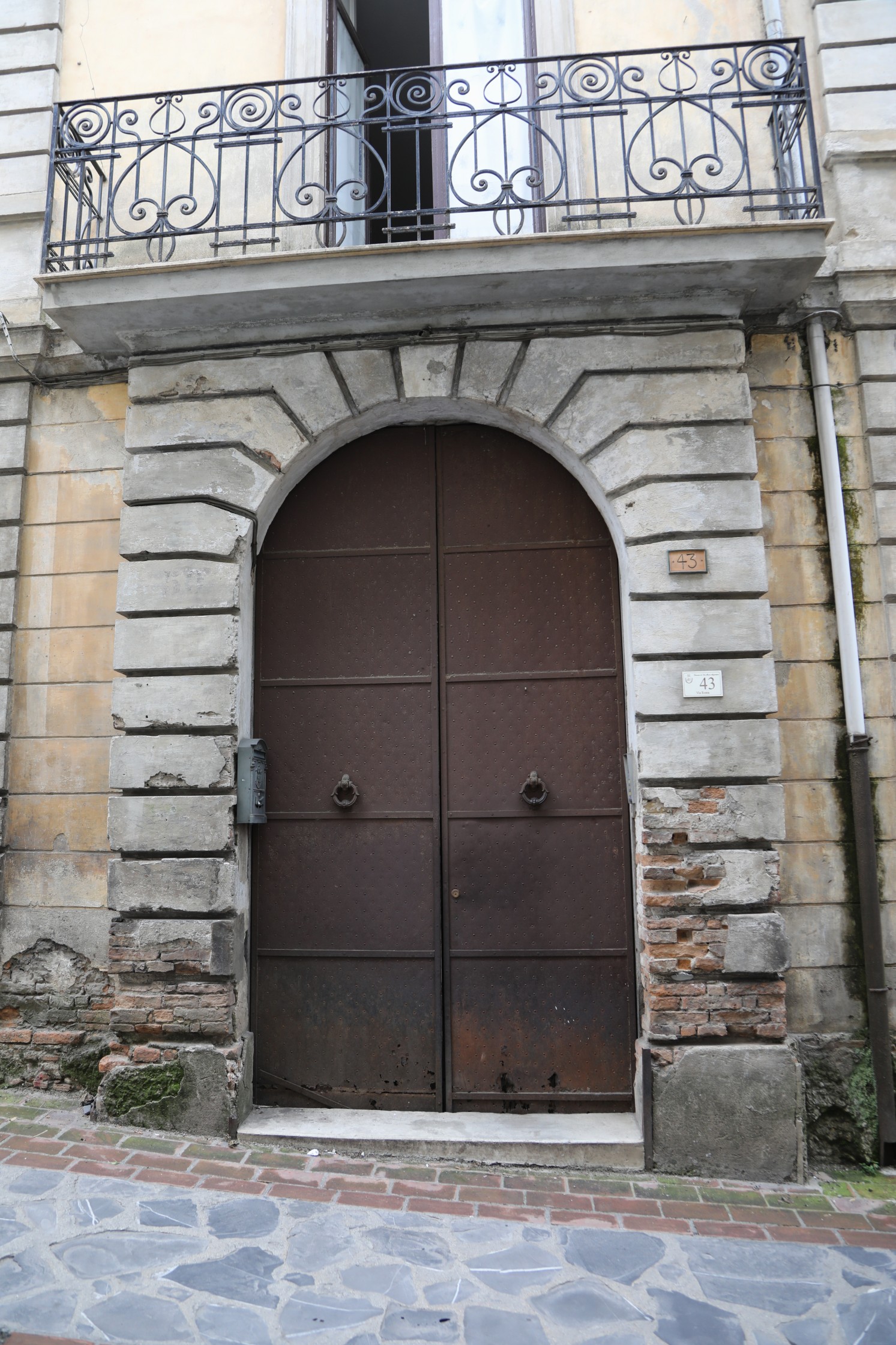 Portale e balcone di facciata